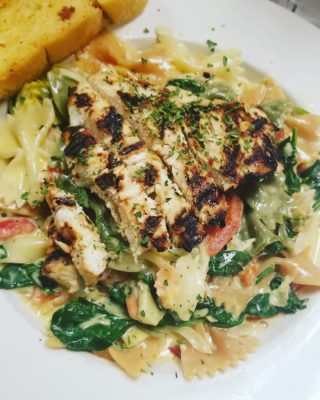 Tuscan Chicken pasta. Garlic, onions, roasted red peppers, tomato's, artichokes and spinach on multicolored farfalle. 😋😍🍽 #chicken #pasta #food #foodporn #foodie #foodblog #forkyeah #foodart #foodstagram #dailyfoodfeed #foodphotography #fresh #buzzfeast #vegetables #restaurant #chef #cooking #eat #yummy #kitchen #culinary #instafood #foodblogger #seriouseats #grandrapids