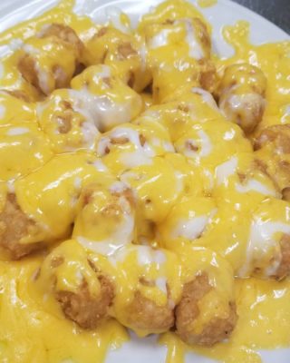 Nice tots 😏 #food #foodphotography #foodporn #foodie #foodblog #forkyeah #foodart #foodstagram #dailyfoodfeed #devourpower #tots #cheesy #cheese #buzzfeast #instafood #chef #cooking #culinary #fresh #eat #yummy #seriouseats #instagood #grandrapids